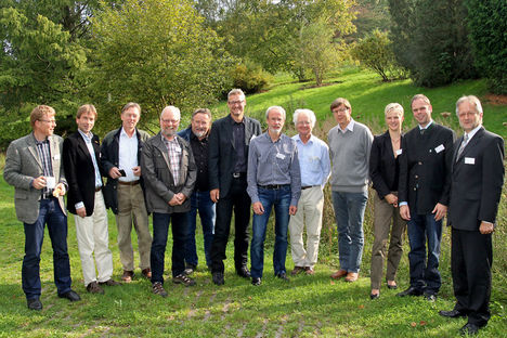 Referent Mathias Lohr und 11 weitere Personen stehen auf einer Wiese und schauen in die Kamera.