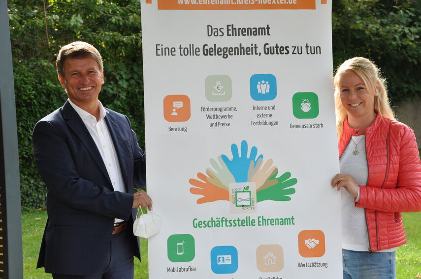 Landrat Michael Stickeln und Katharina Serinelli neben einem Banner der Geschäftsstelle Ehrenamt.