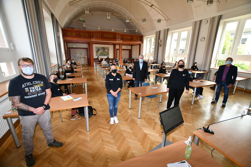 Teilnehmende eines Workshops in der Aula