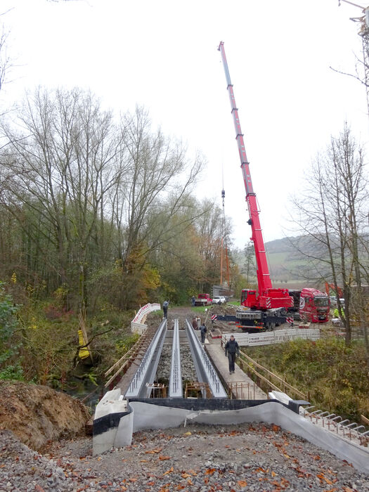 Mit schwerem Gerät wurden die massiven Stahlträger in Position gebracht.