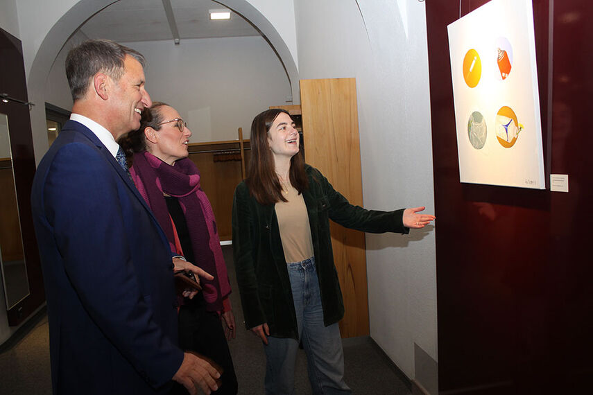 Landrat Michael Stickeln und Julia Siebeck schauen sich ein Werk von Florence Droste zu Vischering an.